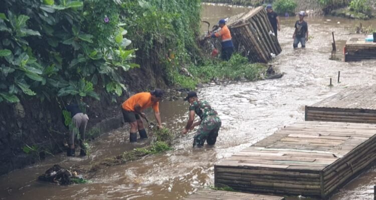 Kodim 0833 Gelar Karya Bakti Bersihkan Lingkungan Wilayah Binaan Sambut HUT Korem 083 Baladhika Jaya
