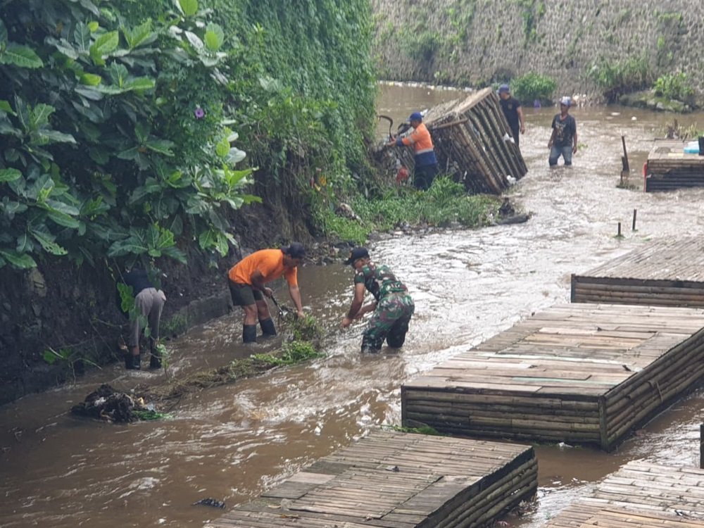 Kodim 0833 Gelar Karya Bakti Bersihkan Lingkungan Wilayah Binaan Sambut HUT Korem 083 Baladhika Jaya
