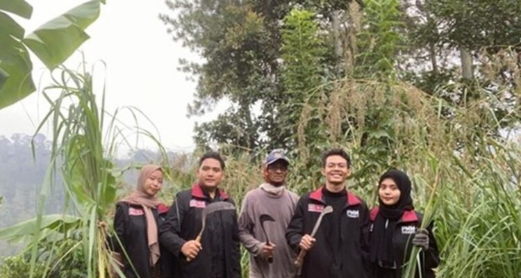 Mahasiswa UMM PMM Beri Edukasi Warga, Mahasiswa UMM Sulap Limbah Sereh Jadi Karbol