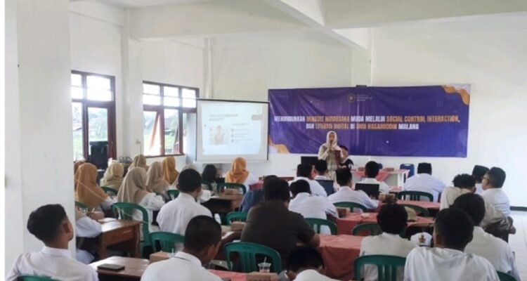 Pelatihan Rajut SMA Hasanudin FEB UB Dorong Kewirausahaan Siswa Lewat Pelatihan Rajut dan Literasi Digital di SMA Hasanuddin NU Malang