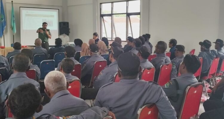 Babinsa Sukun Berikan Pembinaan Wasbang kepada Satlinmas Kelurahan Pisang Candi