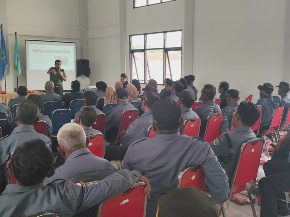 Babinsa Sukun Berikan Pembinaan Wasbang kepada Satlinmas Kelurahan Pisang Candi