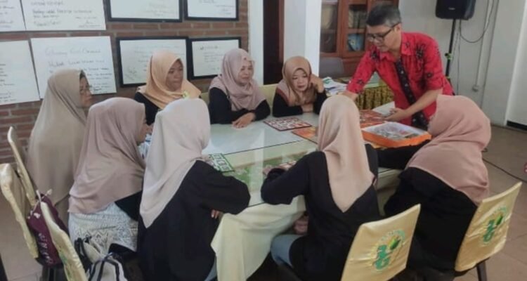 Pengmas FEB UB Dampingi UMKM Kampung Semar Pelatihan Brand Identity dan Digital Marketing