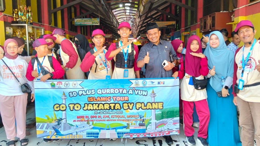 Islamic Tour ke Jakarta, Siswa SD Plus Qurrota A’yun Terbang dengan Garuda untuk Belajar Lembaga Negara
