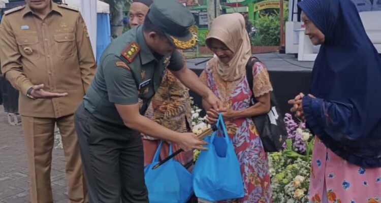Dandim 0833/ Kota Malang Dampingi Wali Kota Malang Pantau Pasar Murah Jelang Nataru