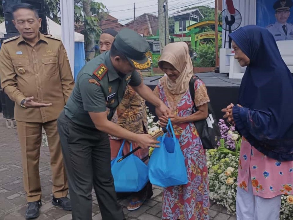 Dandim 0833/ Kota Malang Dampingi Wali Kota Malang Pantau Pasar Murah Jelang Nataru