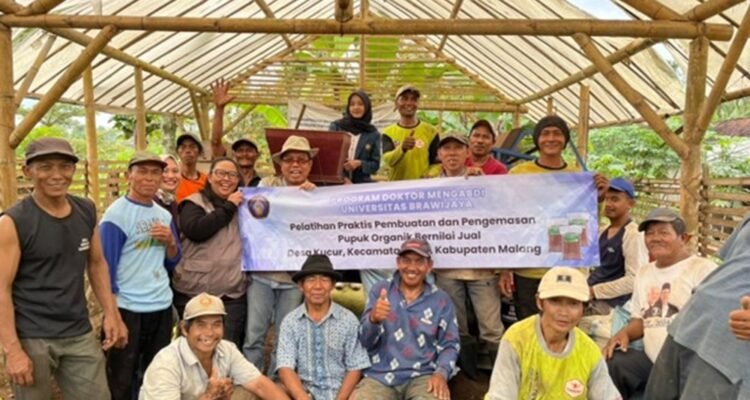 Warga Kucur Dosen UB Latih Warga Kucur Olah Jeruk Jadi Produk Bernilai Jual