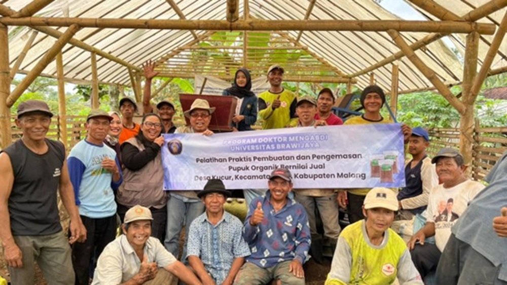 Dosen UB Latih Warga Kucur Olah Jeruk Jadi Produk Bernilai Jual