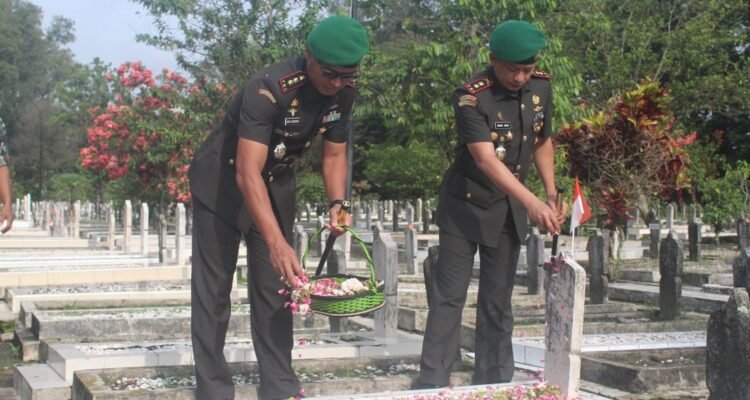 Peringati HUT ke-62 Korem 083/ Baladhika Jaya, Dandim 0833 Kota Malang dan Ketua Persit Laksanakan Ziarah Rombongan di TMP Suropati