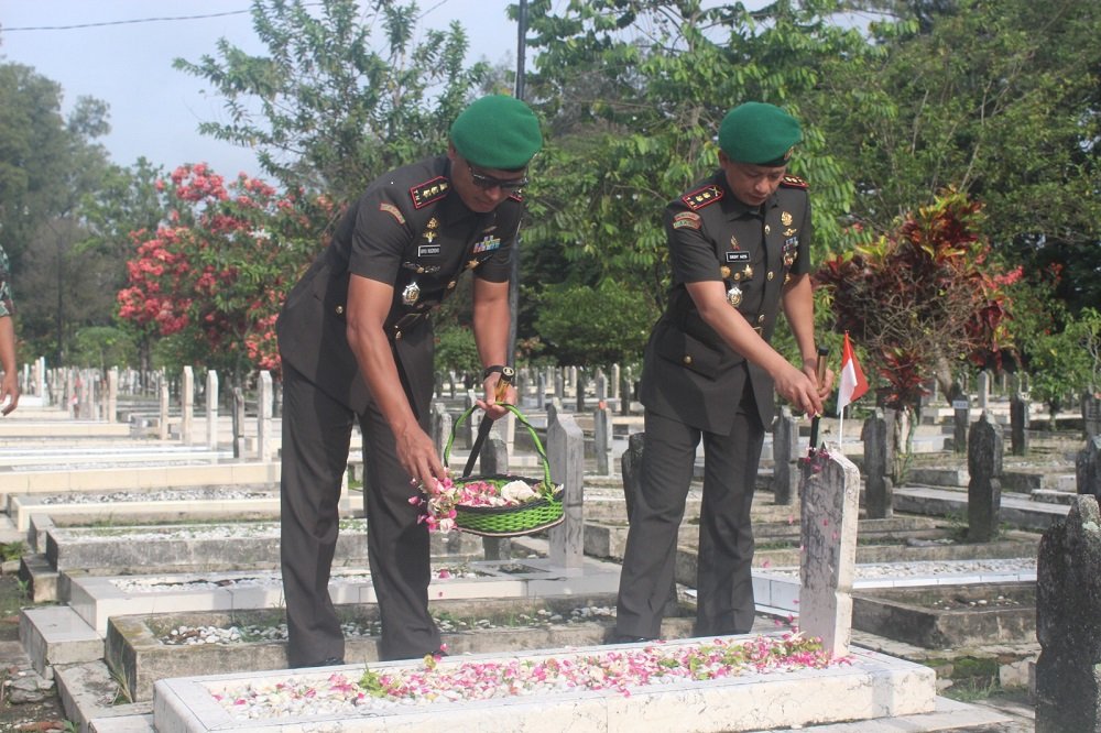 Peringati HUT ke-62 Korem 083/ Baladhika Jaya, Dandim 0833 Kota Malang dan Ketua Persit Laksanakan Ziarah Rombongan di TMP Suropati