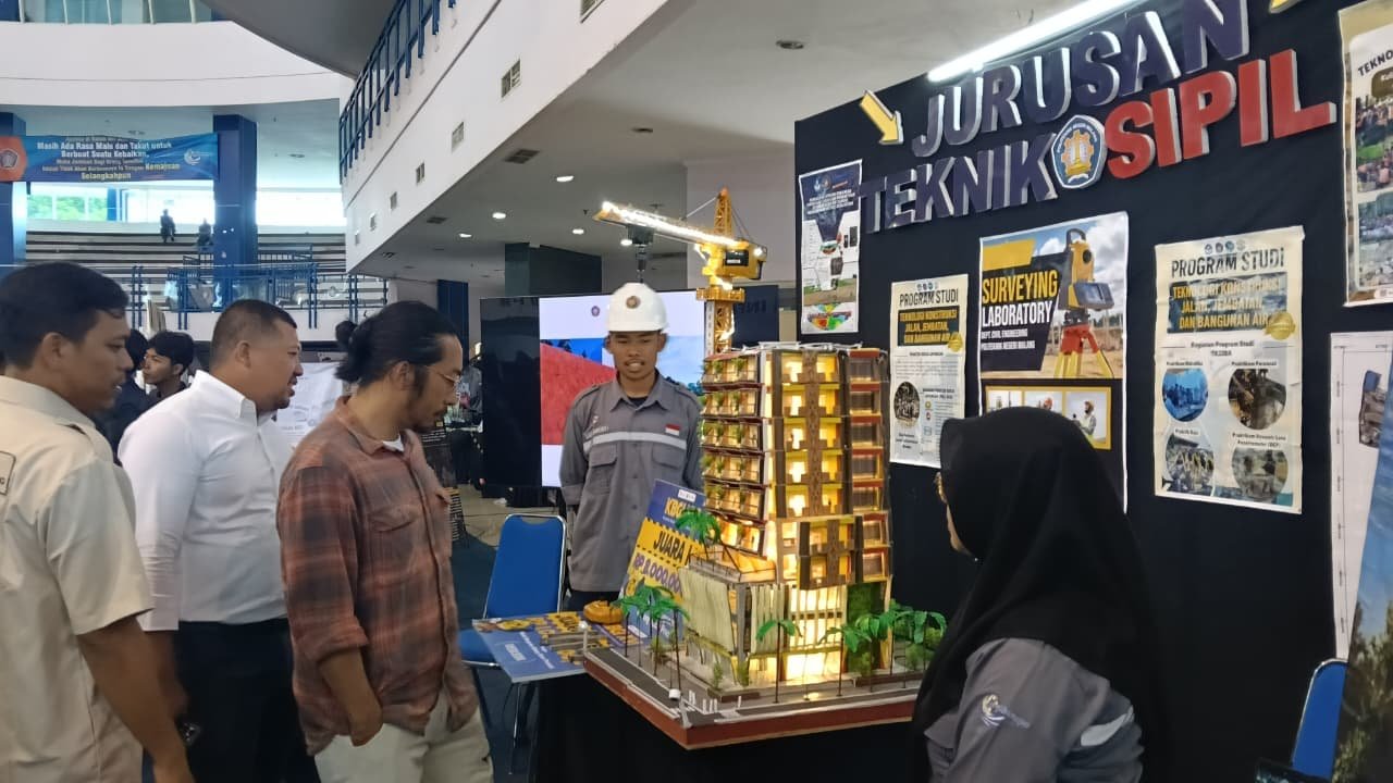 Polinema Sabet Juara KBGI XVI 2025, Ciptakan Desain Bangunresmi mengumumkan para juara Polinema BIM International Competition (PBIC) 2025, Kamis (27/11/2025). Hasilnya, Polinema dinobatkan sebagaian Ramah Gempa