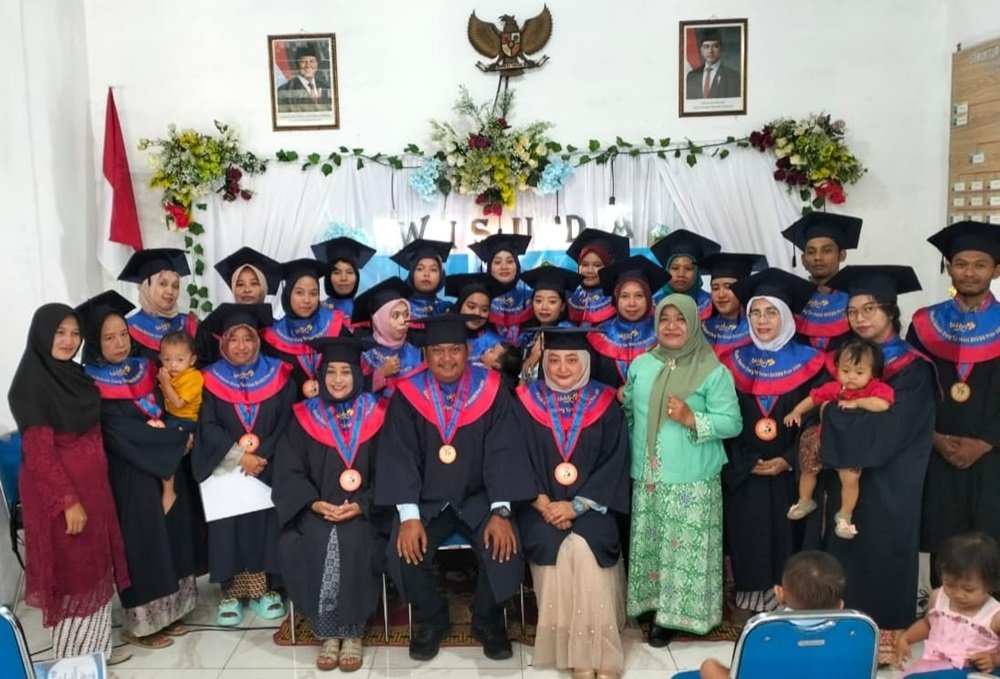 Wisuda SOTH BKB Kasih Sayang RW VI Mergosono Peringati Hari Anak Sedunia