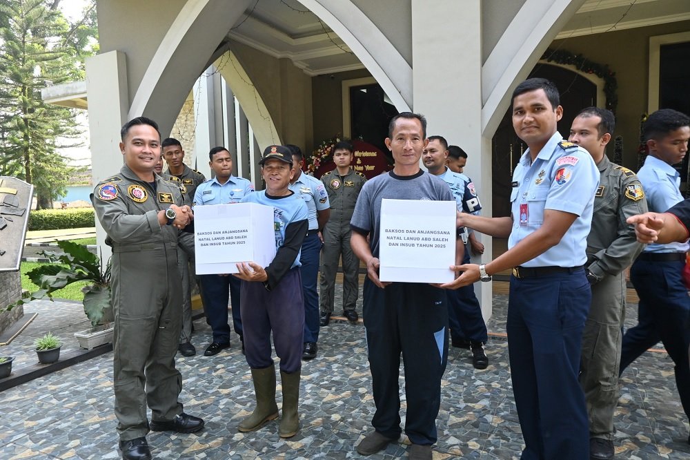 Wujud Kepedulian dan Kasih, Lanud Abd Saleh Laksanakan Bakti Sosial dan Anjangsana Sambut Natal 2025