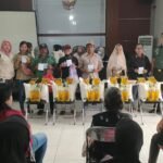 Babinsa Kelurahan Bareng Dampingi Penyaluran Bantuan Pangan Jamin Tepat Sasaran