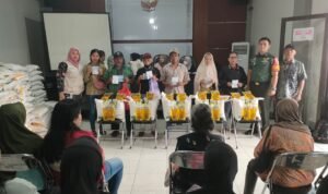 Babinsa Bareng Babinsa Kelurahan Bareng Dampingi Penyaluran Bantuan Pangan Jamin Tepat Sasaran