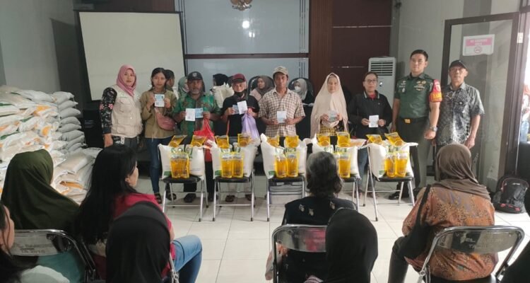 Babinsa Kelurahan Bareng Dampingi Penyaluran Bantuan Pangan Jamin Tepat Sasaran