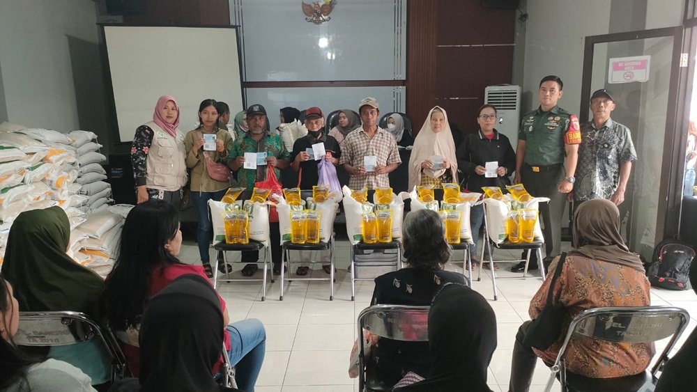 Babinsa Kelurahan Bareng Dampingi Penyaluran Bantuan Pangan Jamin Tepat Sasaran