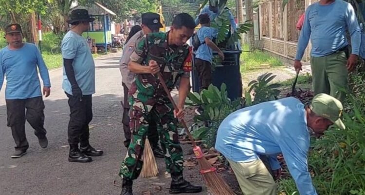 Gotong Royong Penuh Kebersamaan, Babinsa Blimbing Turun Langsung Bersama Warga