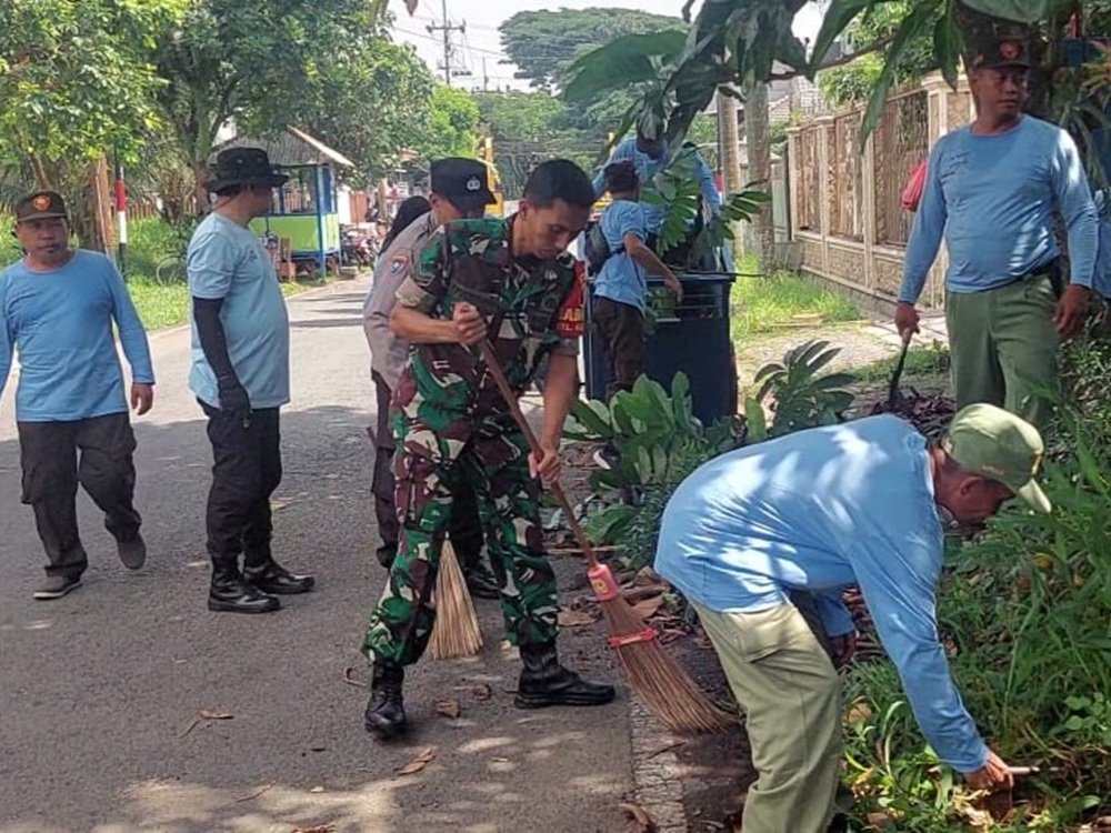 Gotong Royong Penuh Kebersamaan, Babinsa Blimbing Turun Langsung Bersama Warga