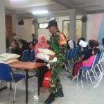 Wujud Kepedulian, Babinsa Blimbing Dampingi Penyaluran Bantuan Pangan BPN