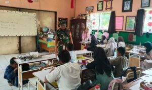 Babinsa Blimbing (2) Babinsa Blimbing Bantu Sukseskan Program Makan Bergizi Gratis di SDN Polowijen 2