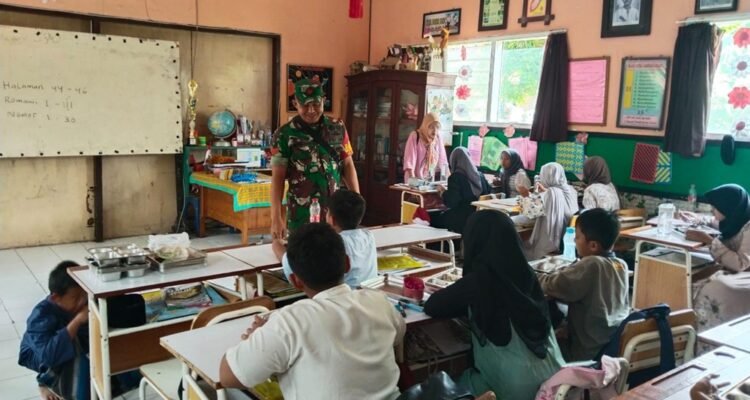 Babinsa Blimbing (2) Babinsa Blimbing Bantu Sukseskan Program Makan Bergizi Gratis di SDN Polowijen 2
