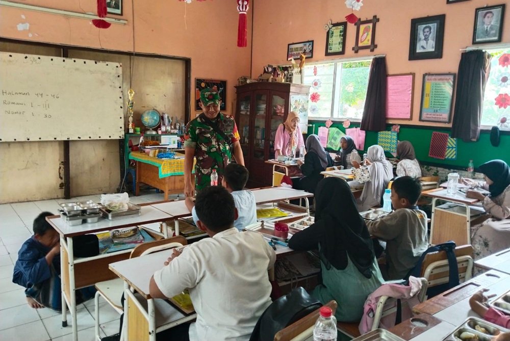 Babinsa Blimbing Bantu Sukseskan Program Makan Bergizi Gratis di SDN Polowijen 2