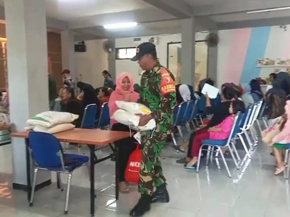Wujud Kepedulian, Babinsa Blimbing Dampingi Penyaluran Bantuan Pangan BPN