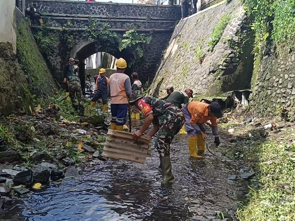 Babinsa Kasin bersama Warga Karya Bakti Bersihkan Lingkungan Antisipasi Banjir