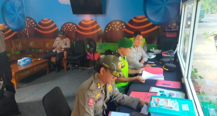 Babinsa Kedungkandang Siaga di Pos Pam Nataru, Jamin Keamanan dan Kenyamanan Warga