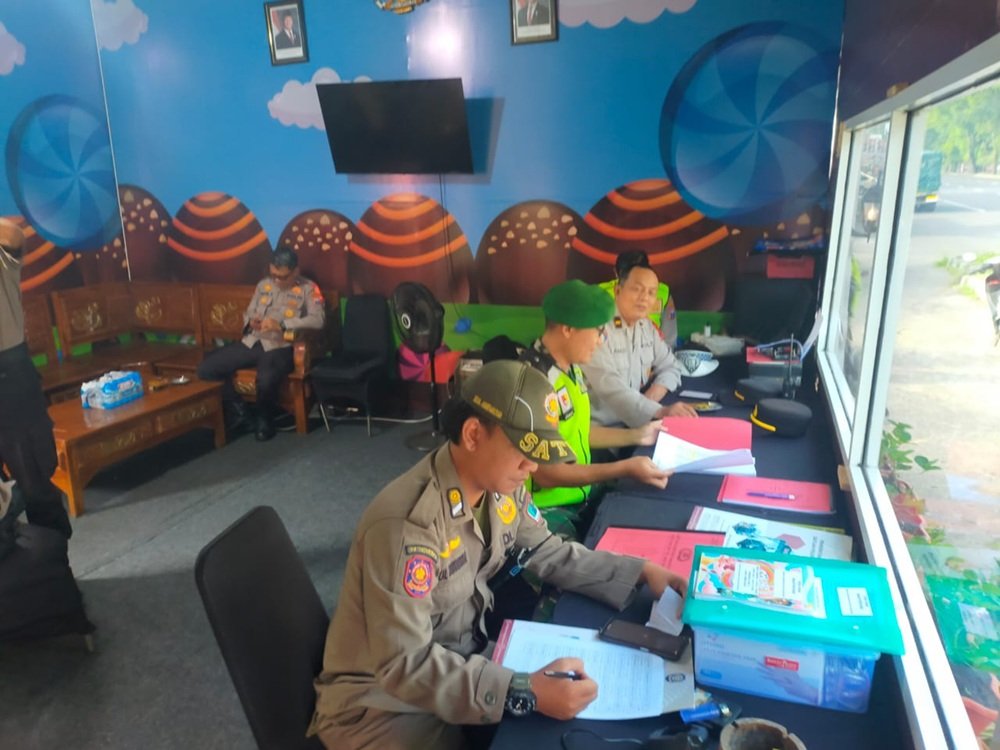 Babinsa Kedungkandang Siaga di Pos Pam Nataru, Jamin Keamanan dan Kenyamanan Warga