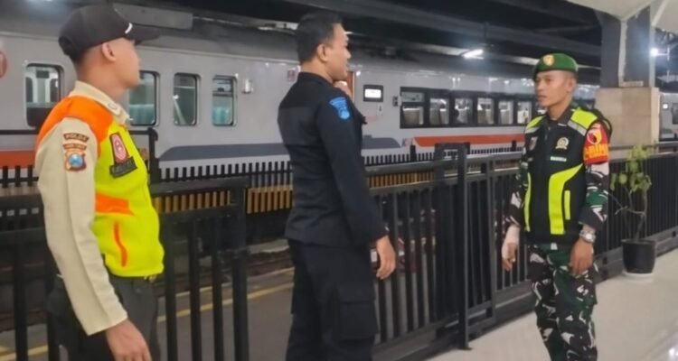 Monitoring Keamanan Jelang Nataru, Babinsa Klojen Perketat Pengawasan Stasiun Kereta Api