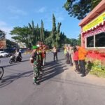 Babinsa Kelurahan Klojen Dukung Pengamanan Natal 2025 dan Tahun Baru 2026 di Pos Pelayanan Stasiun Kota Baru