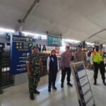 Babinsa Klojen Amankan Obyek Vital Stasiun Kereta Api Jelang Libur Akhir Pekan dan Nataru