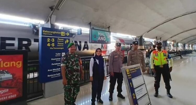 Babinsa Klojen Amankan Obyek Vital Stasiun Kereta Api Jelang Libur Akhir Pekan dan Nataru