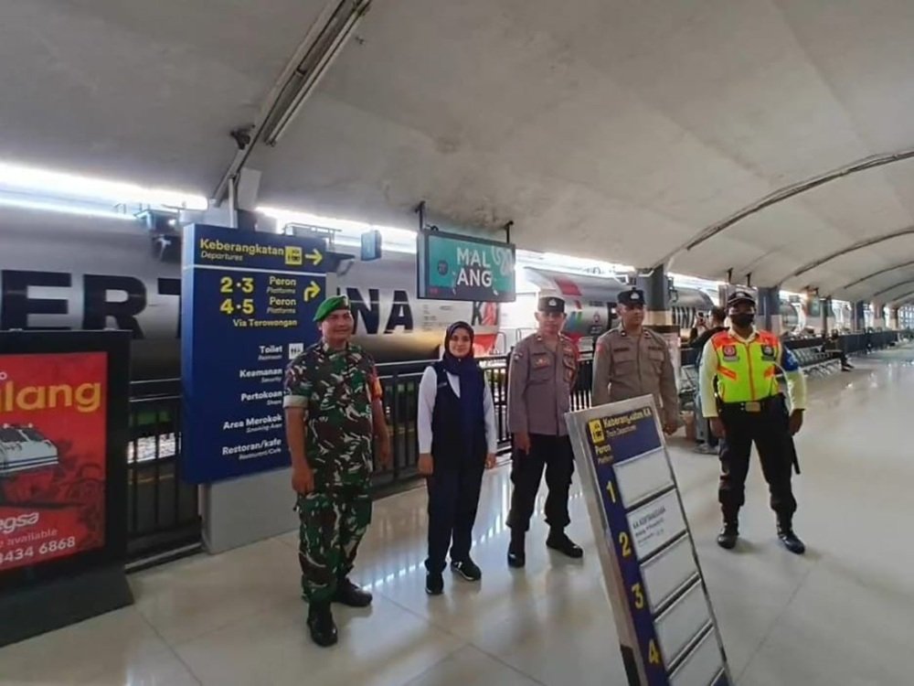 Babinsa Klojen Amankan Obyek Vital Stasiun Kereta Api Jelang Libur Akhir Pekan dan Nataru