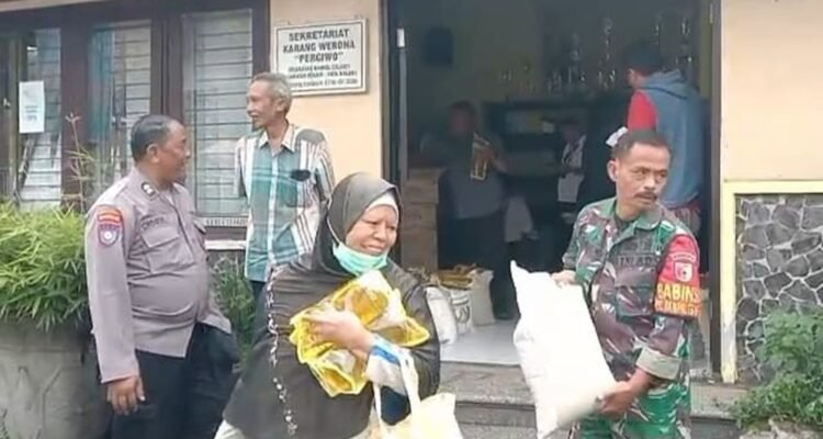 Babinsa Klojen Kawal Penyaluran Bantuan Pangan untuk Warga Tidak Mampu