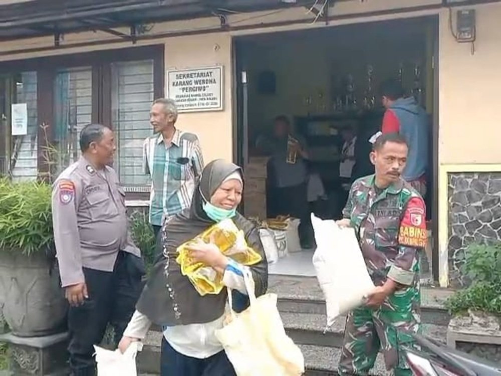 Babinsa Klojen Kawal Penyaluran Bantuan Pangan untuk Warga Tidak Mampu
