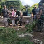 Kebersamaan TNI dan Warga, Babinsa Klojen Bersihkan Sungai Kelurahan Samaan