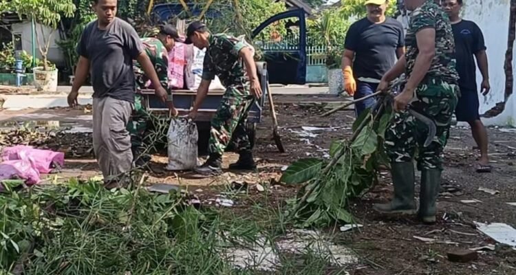 Kebersamaan TNI dan Warga, Babinsa Klojen Bersihkan Sungai Kelurahan Samaan