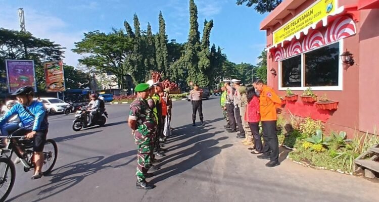 Babinsa Kelurahan Klojen Dukung Pengamanan Natal 2025 dan Tahun Baru 2026 di Pos Pelayanan Stasiun Kota Baru