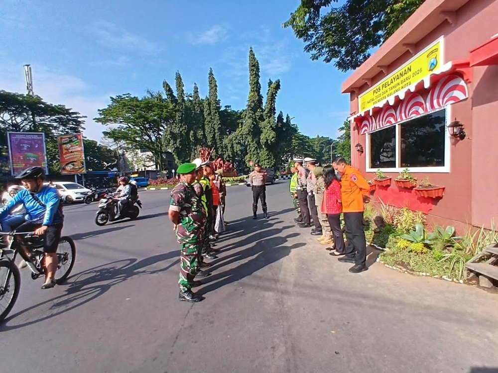 Babinsa Kelurahan Klojen Dukung Pengamanan Natal 2025 dan Tahun Baru 2026 di Pos Pelayanan Stasiun Kota Baru