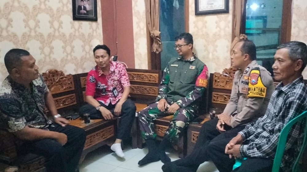 Jelang Nataru, Babinsa Lowokwaru Perkuat Komsos dengan Warga