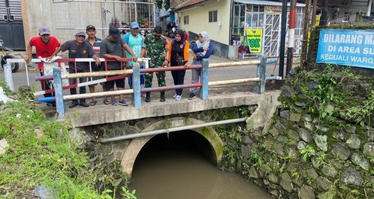 Cegah Banjir, Babinsa Lowokwaru Pantau Aliran Sungai