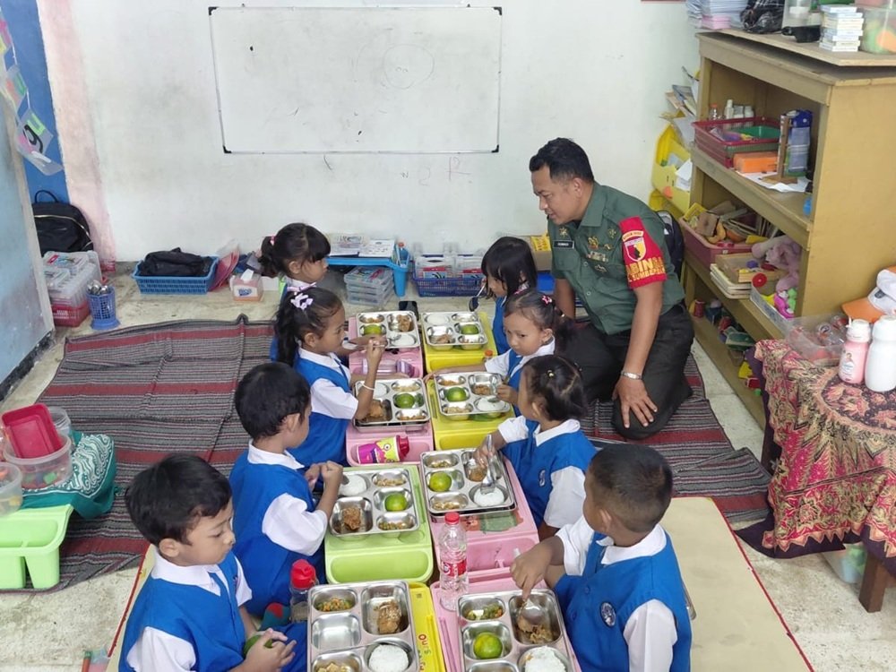 Babinsa Lowokwaru Turut Sukseskan Program Makan Bergizi Gratis di TK Agung Sumbersari
