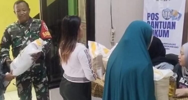 Pastikan Tepat Sasaran, Babinsa Sawojajar Dampingi Pembagian Bantuan Beras