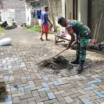Babinsa Sukun Gotong Royong Pemasangan Paving Jalan Kampung Tanjungrejo