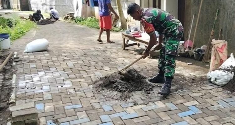 Babinsa Sukun Gotong Royong Pemasangan Paving Jalan Kampung Tanjungrejo