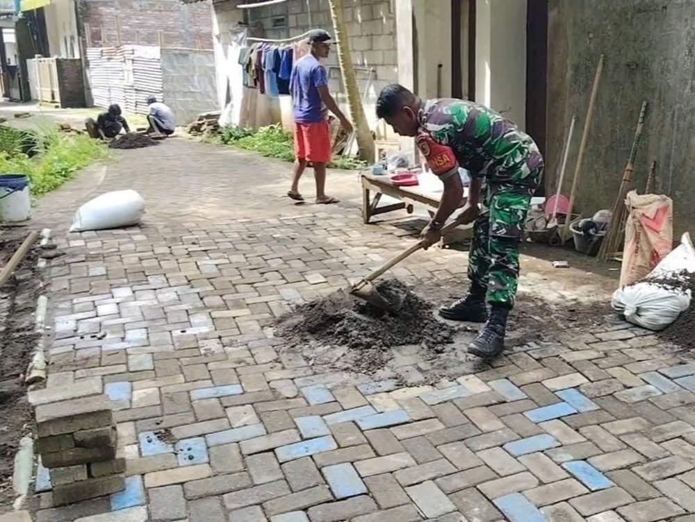 Babinsa Sukun Gotong Royong Pemasangan Paving Jalan Kampung Tanjungrejo