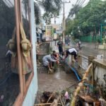 Cegah Banjir, Babinsa Tunggulwulung dan Warga Bersihkan Aliran Sungai